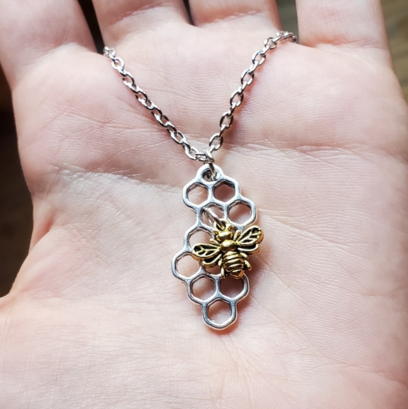 New *RARE* Silver Honeycomb Bumble Bee Necklace - Picture 4 of 10